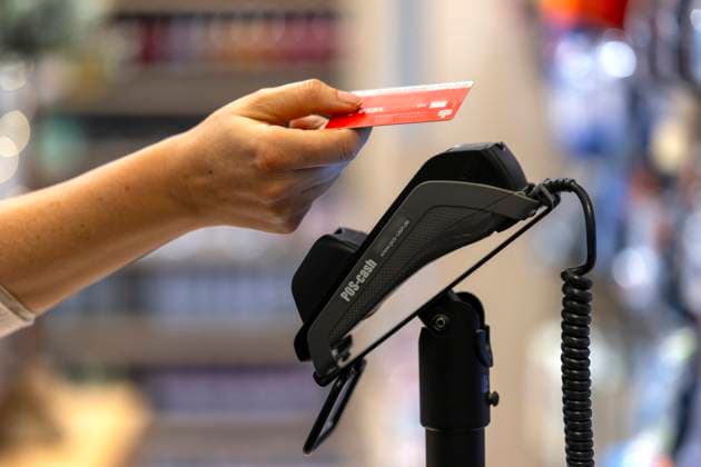 03.01.2024, Frau bezahlt mit der EC-Karte im Geschäft. Kontaktloses Bezahlen mit dem NFC-Chip. 03.01.2024, Kartenzahlung 03.01.2024, Kartenzahlung *** 03 01 2024, Woman pays with EC card in store Contactless payment with NFC chip 03 01 2024, Card payment 03 01 2024, Card payment