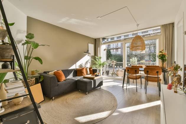 PR_ID16484_4822_Baarsjesweg269.jpg Interior of spacious living room with comfortable couch and dining table with chairs arranged by window at home, Property released Model Released ProCreators_ID16484_501004_011 Copyright: xProxCreatorsx