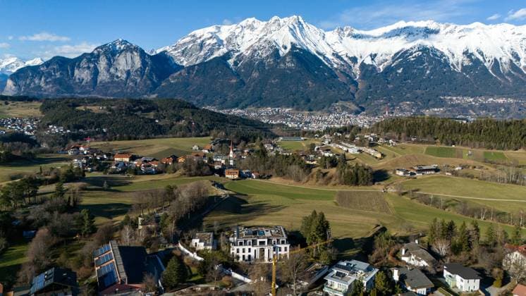 Innsbruck THEMENBILD - Außenansicht der von Signa-Gründer Rene Benko privat genutzten Villa in Innsbruck, Im Hintergrund Vill, Innsbruck und die Nordkette, aufgenommen am Mittwoch, 03. Jänner 2024. Das ehemalige Schlosshotel Igls wurde 2016 von der Gesellschaft Schlosshotel Igls gekauft, die großteils Benkos Laura-Privatstiftung gehört. Das Hotel wurde abgerissen und auf dem mehrere tausend Quadratmeter großen Areal ein Luxusanwesen errichtet Exterior view of the villa used privately by Signa founder Rene Benko in Innsbruck. Picture taken on Wednesday, January 3, 2024. The former Schlosshotel Igls was purchased in 2016 by the Schlosshotel Igls company, which is largely owned by Benko s Laura Private Foundation. The hotel was demoli  EP_gro