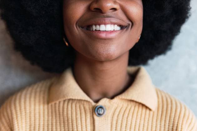 Creative Highlights Symbolbilder Crop of portrait of anonymous cheerful young African American female with Afro hairstyle on a gray background Model Released VictorTorres_ID18770_559039_020 Copyright: xVictorxTorresx RECORD DATE NOT STATED