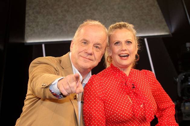 Entertainment Themen der Woche KW01 Entertainment Bilder des Tages Hubertus Meyer-Burckhardt und Barbara Schoeneberger bei der NDR Talk Show am 5.01.2024 in Hamburg NDR Talk Show am 5.01.2024 in Hamburg *** Hubertus Meyer Burckhardt and Barbara Schoeneberger at the NDR Talk Show on 5 01 2024 in Hamburg NDR Talk Show on 5 01 2024 in Hamburg 