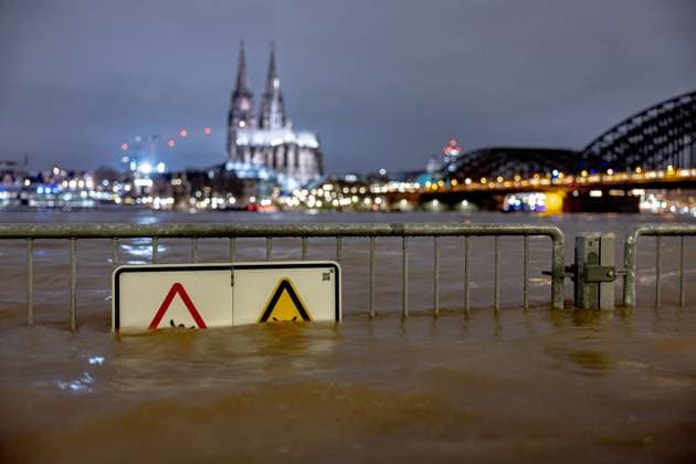 Bilder des Jahres 2024, News 01 Januar News Themen der Woche KW01 News Bilder des Tages Die Hochwasser Scheitelwelle erreicht Köln am Abend. Bei Pegel 822cm erreicht der Wasserstand des Rheins das Scheitel Niveau. Blick vom Rheinboulevard in Deutz auf den Kölner Dom, die Altstadt und die Hohenzollernbrücke. Eine Entspannung ist in Sichtweite 05.01.2024 Köln Deutz NRW Deutschland *** The flood crest wave reaches Cologne in the evening At 822 cm, the water level of the Rhine reaches the crest level View from the Rhine boulevard in Deutz of Cologne Cathedral, the old town and the Hohenzollern Bridge An easing is in sight 05 01 2024 Cologne Deutz NRW Germany