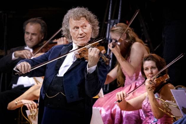 Bilder des Jahres 2024, Entertainment 01 Januar Entertainment Themen der Woche KW01 Entertainment Bilder des Tages AMSTERDAM - Violinist Andre Rieu during a New Year s concert in the Ziggo Dome. ANP RAMON VAN FLYMEN netherlands out - belgium out  Copyright: xx x487755341x originalFilename: 487755341.jpg