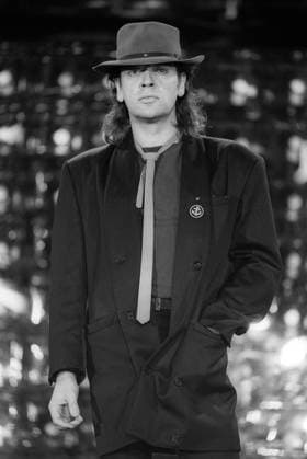 Udo Lindenberg (Sänger) 01 89 dar Udo Lindenberg im Januar 1989 in Die Spielbude , ARD TV Fernsehen Fernsehsendung Show Fernsehshow Deutschland deutsch deutscher Mann Gesang Musiker Rock Rockmusiker german singer hoch halb stehend neutral ernst Bühne Auftritt live sw *** Udo Lindenberg singer 01 89 dar Udo Lindenberg in January 1989 in Die Spielbude , ARD TV television television program show television show Germany german german man singing musician rock rock musician german singer high half standing neutral serious stage performance live sw