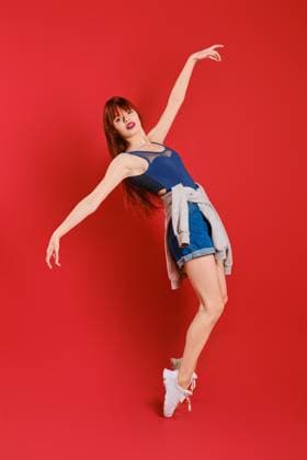 Creative Highlights Symbolbilder Junge Frau in Tanktop und Jeansshorts steht auf Zehenspitzen im Profil und wölbt ihren Rücken *** Boy Woman in Tanktop and Jean shorts is at Tiptoe at Profile and arches their Back Copyright: imageBROKER/AlekseixIsachenko ibxaii10003697.jpg ,model released, Symbolfoto ,property released