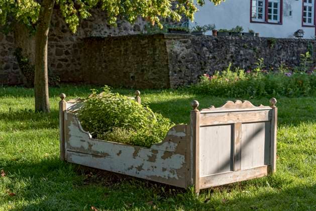 IMAGO Creative: Garten, Anbau im Hochbeet Altes Bett aus Holz als Hochbeet, Kräutergarten, darin angebaut Kräuter und Gemüse, Garten der Friedberger Burg, Schlosspark, Altstadt, Friedberg, Wetteraukreis, Hessen, Deutschland, Europa *** Old Bed from Wood as Raised bed, Herb garden, therein cultivated Herbs and Vegetables, Garden the Friedberger Castle, Castle park, Old town, Friedberg, Wetterau district, Hesse, Germany, Europe Copyright: imageBROKER/RaimundxKutter ibxrai10005336.jpg