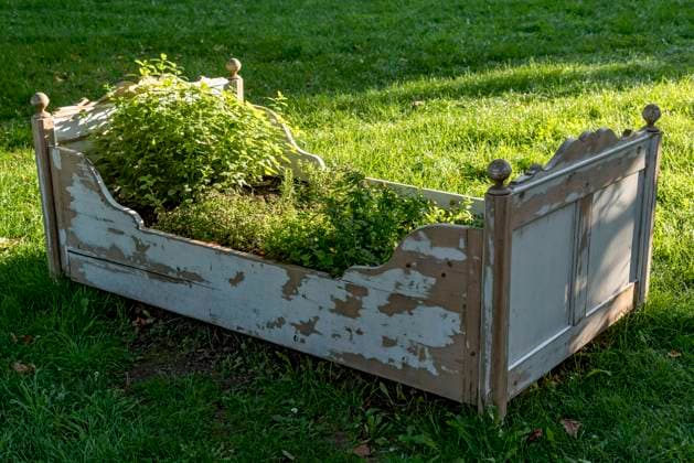  Altes Bett aus Holz als Hochbeet, Kräutergarten, darin angebaut Kräuter und Gemüse, Garten der Friedberger Burg, Schlosspark, Altstadt, Friedberg, Wetteraukreis, Hessen, Deutschland, Europa *** Old Bed from Wood as Raised bed, Herb garden, therein cultivated Herbs and Vegetables, Garden the Friedberger Castle, Castle park, Old town, Friedberg, Wetterau district, Hesse, Germany, Europe Copyright: imageBROKER/RaimundxKutter ibxrai10005339.jpg