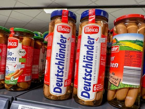 Einkaufen im Supermarkt. Angeboten werden Gläser mit Meica Deutschländer Würstchen. 06.01.2024 *** Shopping in the supermarket We offer jars of Meica Deutschländer sausages 06 01 2024