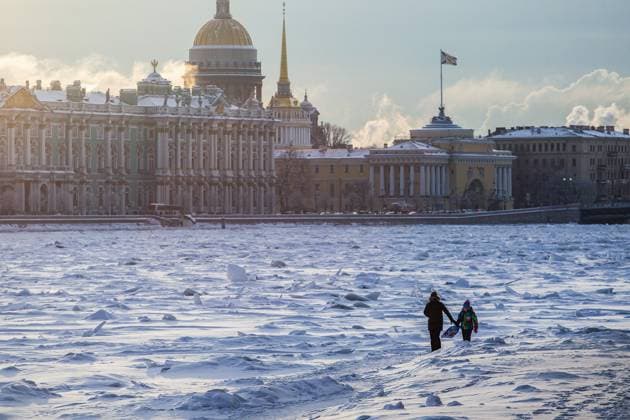 Bilder des Jahres 2024, News 01 Januar News Themen der Woche KW01 Abnormal frosts in St. Petersburg, Russia - 5 Jan 2023 Children walk along the frozen Neva River in St. Petersburg during abnormal frosts. St. Petersburg has broken its daily temperature record since 1950. In St. Petersburg, the air temperature dropped to minus 25 degrees, in some places to minus 30, the Ministry of Emergency Situations said in a statement. St. Petersburg Russia Copyright: xArtemxPriakhinx xSOPAxImagesx B72A9492