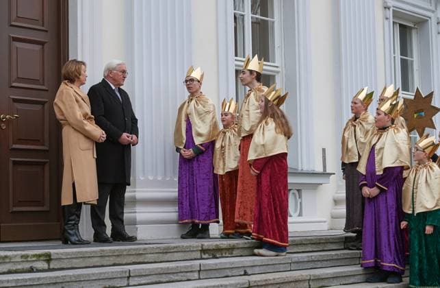 News Themen der Woche KW01 Zum Dreikoenigstag am 06.01.2024 empfaengt Bundespraesident Frank-Walter Steinmeier (2-l) mit seiner Frau Elke Buedenbender im Berliner Schloss Bellevue 20 Sternsinger aus dem Bistum Limburg (Foto). Die als Heilige Drei Koenige verkleideten neun Maedchen und elf Jungen kamen aus der Pfarrei St. Johannes Nepomuk in Hadamar bei Limburg. Sie ueberbrachten dem Staatsoberhaupt zu Jahresbeginn den traditionellen Segen Christus mansionem benedicat (Christus segne dieses Haus). (Siehe epd-Meldung vom 06.01.2024) EDITORIAL USE ONLY *** On Three Kings Day on 06 01 2024, German President Frank Walter Steinmeier 2 l and his wife Elke Buedenbender received 20 carol singers from the diocese of Limburg at Bellevue Palace in Berlin Photo The nine girls a Copyright: epd-bild ChristianxDitsch Sternsinger_Steinmeier8
