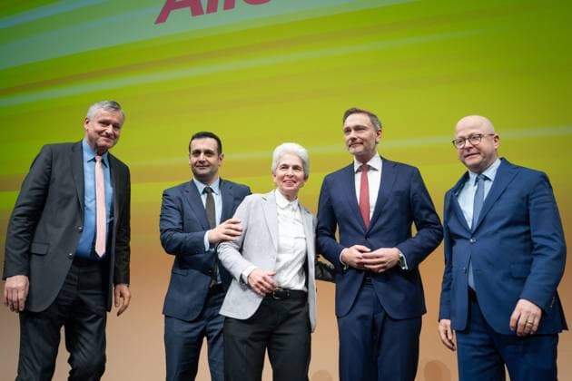 FDP Dreikoenigstreffen in Stuttgart Hans-Ulrich Ruelke MdL Baden-Wuerttemberg, Generalsekretaer Bijan Djir-Sarai (FDP) , Marie-Agnes Strack-Zimmermann und Christian Lindner (FDP) und Michael Theurer (FDP) beim gemeinsamen Abschluss auf der Buehne im Rahmen der Dreikoenigskundgebung der Freien Demokraten im Opernhaus in Stuttgart, Stuttgart, 06.01.2024 Stuttgart Baden-Wuerttemberg Deutschland *** FDP Three Kings Meeting in Stuttgart Hans Ulrich Ruelke MdL Baden Wuerttemberg, Secretary General Bijan Djir Sarai FDP , Marie Agnes Strack Zimmermann and Christian Lindner FDP and Michael Theurer FDP at the joint closing on stage during the Three Kings Rally of the Free Democrats at the Opera House in Stuttgart, Stuttgart, 06 01 2024 Stuttgart Bad