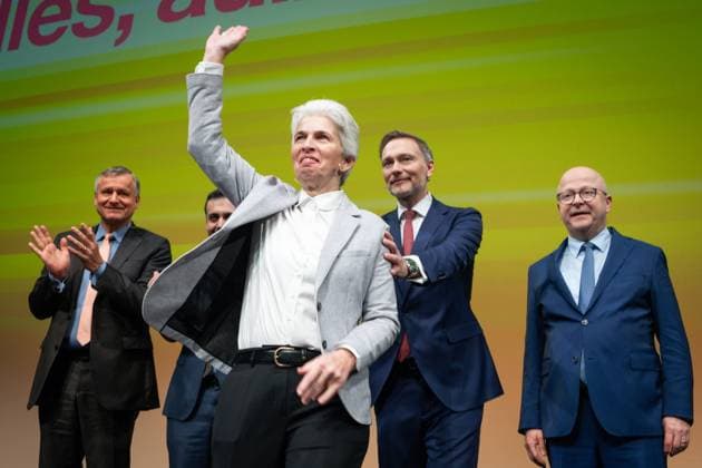 News Themen der Woche KW01 News Bilder des Tages FDP Dreikoenigstreffen in Stuttgart Hans-Ulrich Ruelke MdL Baden-Wuerttemberg, Generalsekretaer Bijan Djir-Sarai (FDP) , Marie-Agnes Strack-Zimmermann und Christian Lindner (FDP) und Michael Theurer (FDP) beim gemeinsamen Abschluss auf der Buehne im Rahmen der Dreikoenigskundgebung der Freien Demokraten im Opernhaus in Stuttgart, Stuttgart, 06.01.2024 Stuttgart Baden-Wuerttemberg Deutschland *** FDP Three Kings Meeting in Stuttgart Hans Ulrich Ruelke MdL Baden Wuerttemberg, Secretary General Bijan Djir Sarai FDP , Marie Agnes Strack Zimmermann and Christian Lindner FDP and Michael Theurer FDP at the joint closing on stage during the Three Kings Rally of the Free Democrats at the Opera House in Stuttgart, Stuttgart, 06 01 2024 Stuttgart Bad