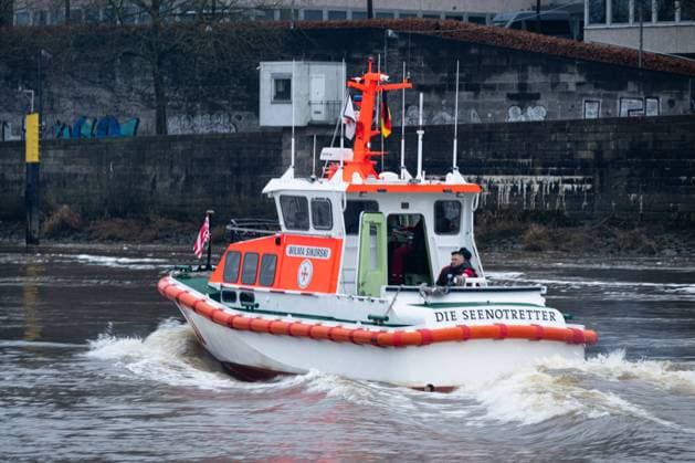 195. Eiswette von 1829, Traditionelle Bremer Eiswettprobe ob die Weser zugefroren ist, Martinianleger unterhalb der Martinikirche, Bremen 06.01.2024, die Seenotretter der DGzRS auf dem Rettungsboot Wilma Sigorski Bremen Martinianleger, Innenstadt Bremen Deutschalnd *** 195 Ice bet from 1829, traditional Bremen ice bet test to see if the Weser is frozen over, Martinianleger below the Martinikirche, Bremen 06 01 2024, the DGzRS sea rescuers on the rescue boat Wilma Sigorski Bremen Martinianleger, Bremen city center Germany Eiswette 6.1.24 LR-3486
