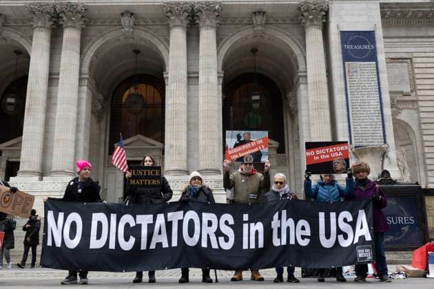 News Themen der Woche KW01 News Bilder des Tages January 6, 2024, New York, New York, USA: On the three-year anniversary of the Jan 6th insurrection at the U.S. Capital members of the activist group Rise & Resist hold a protest on the steps of the New York Public Library at 42nd St & Fifth Avenue. Demonstrators warn of the danger of TrumpÃ¢â‚¬â ¢s re-election and call for his disqualification as a candidate under section 3 of the 14th Amendment to the Constitution. People hold a banner that reads No dictators in the USA. New York USA - ZUMAr174 20240106_znp_r174_011 Copyright: xGinaxMxRandazzox