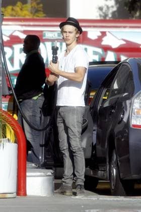 Vanessa Hudgens and boyfriend Austin Butler stop to get gas and a bottle of water in Brentwood 71630, LOS ANGELES, CALIFORNIA - Tuesday January 10, 2012. Vanessa Hudgens and boyfriend Austin Butler stop to get gas and a bottle of water in Brentwood. The Disney starlet, who wore short shorts and pair of knee high suede boots, could be seen cuddling up with Austin before heading inside the gas station. , Credit:Survivor Avalon USA, Los Angeles  Copyright: xSurvivorx xAvalonx 0527488232