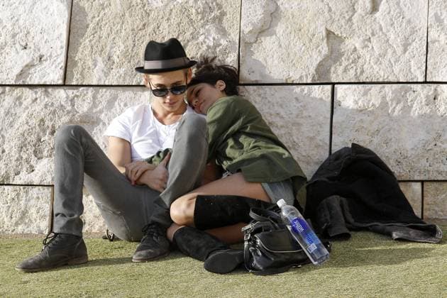 Vanessa Hudgens and boyfriend Austin Butler snuggle up while spending the day together at Los Angeles Getty Museum 71672, LOS ANGELES, CALIFORNIA - Wednesday January 11, 2012. Vanessa Hudgens and boyfriend Austin Butler spend the day together at Los Angeles Getty Museum. The young couple were seen strolling around the extensive outdoor garden after taking a rest together on a lawn. , Credit:Survivor, PacificCoastNews.com Avalon USA, Los Angeles  Copyright: xSurvivor,xPacificCoastNews.comx xAvalonx 0527489586