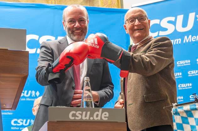 Muenchen, Heilig-Dreikoenig-Treffen ider CSU m Augustiner Stammhaus, als Geschenk bekam Manfred Weber von Bernhard Loos Boxhandschuhe geschenkt *** Munich, Heilig Dreikoenig meeting of the CSU at the Augustiner Stammhaus, Manfred Weber received boxing gloves as a gift from Bernhard Loos