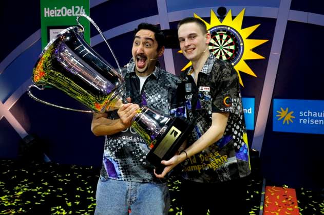Bilder des Jahres 2024, Entertainment 01 Januar Entertainment Themen der Woche KW01 Eko Fresh und Ricardo Pikachu Pietreczko bei der Promi-Darts-WM 2024 im Maritim Hotel. Düsseldorf, 06.01.2024 *** Eko Fresh and Ricardo Pikachu Pietreczko at the Celebrity Darts World Championship 2024 at the Maritim Hotel Düsseldorf, 06 01 2024 Foto:xT.xSchröerx xFuturexImagex promi_darts_4234