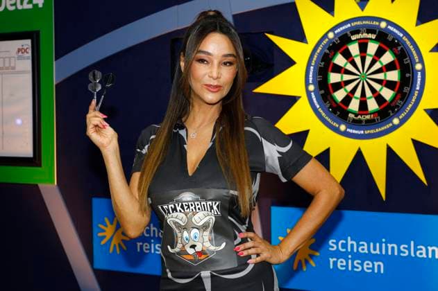 Verona Pooth bei der Promi-Darts-WM 2024 im Maritim Hotel. Düsseldorf, 06.01.2024 *** Verona Pooth at the Celebrity Darts World Championship 2024 at the Maritim Hotel Düsseldorf, 06 01 2024 Foto:xT.xSchröerx xFuturexImagex promi_darts_4247