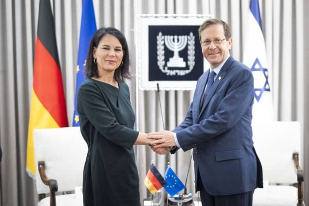 Bilder des Jahres 2024, News 01 Januar News Themen der Woche KW01 News Bilder des Tages Bundesaussenministerin Annalena Baerbock (Buendnis 90 Die Gruenen) beim Treffen mit dem Praesidenten des Staates Israel, Herrn Jitzchak Herzog. Baerbock reist vom 07.01-14.01.2024 nach Israel, in die Palaestinensischen Gebiete, in die Arabische Republik Aegypten, in die Libanesische Republik, in die Republik der Philippinen, nach Malaysia und in die Republik Singapur. Tel Aviv Israel *** Federal Foreign Minister Annalena Baerbock Buendnis 90 Die Gruenen at the meeting with the President of the State of Israel, Mr. Yitzchak Herzog Baerbock travels from 07 01 14 01 2024 to Israel, the Palestinian Territories, the Arab Republic of Egypt, the Lebanese Republic, the Republic of the Philippines, Malaysia and the Republic of Singapore Tel Aviv Is Copyright: xDominikxButzmannx