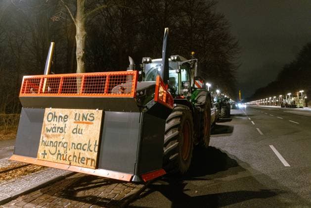 News Themen der Woche KW01 News Bilder des Tages Protestauftakt Demonstrationsauftakt der Bauern und des Bauernverbandes am Abend des 07. Januar 2024 für eine bundesweite Blockadeaktion ab Montag. Protestiert wird gegen die Sparvorhaben der Ampelregierung Traktoren auf der Straße des 17. Juni, Schild Ohne Uns wärst du hungrig, nackig + nüchtern Im Hintergrund die Siegessäule *** Protest kick-off Demonstration kick-off by farmers and the farmers association on the evening of January 7, 2024 for a nationwide blockade action starting on Monday Protest against the austerity plans of the traffic light government Tractors on Straße des 17 Juni, sign Without us you would be hungry, naked sober In the background the Victory Column Demo Bauern Strasse 17 Juni-1027