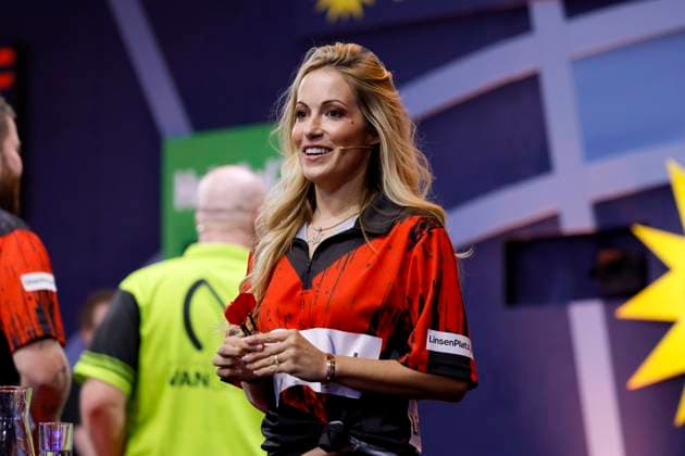 Moderatorin Andrea Kaiser bei der Pro7 Promi Darts WM 2024 übertragen von Joyn im Maritim Hotel Düsseldorf. Düsseldorf, 06.01.2024 NRW Deutschland Copyright: xChristophxHardtx