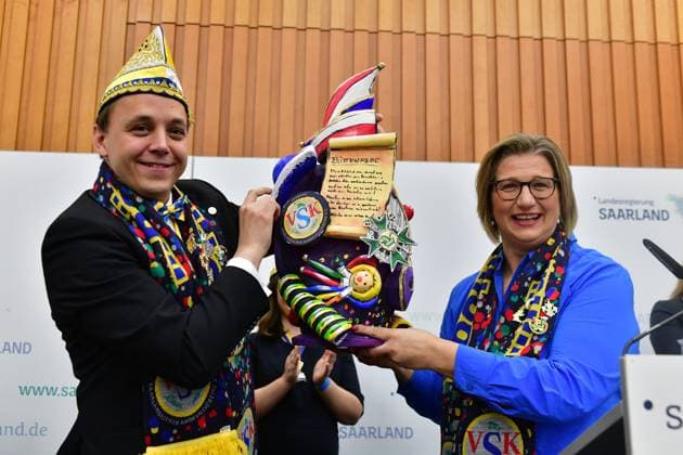 News Themen der Woche KW01 News Bilder des Tages Beim Empfang der Saarländischen Karnevalsvereine in der Saarbrücker Staatskanzlei erhält Ministerpräsidentin Anke Rehlinger von VSK-Präsident Stefan Regert in Anspielung auf das Saarvenir das neue Faasendvenir , ein Andenken an die Saarländische Fastnacht. Das Saarvenir als Saarland Souvenir hatte der Landesregierung 2023 bundesweit Spott eingebracht. *** At the reception of the Saarland carnival clubs in the Saarbrücken State Chancellery, Minister President Anke Rehlinger receives the new Faasendvenir , a souvenir of the Saarland carnival, from VSK President Stefan Regert in allusion to the Saarvenir The Saarvenir as a Saarland souvenir had earned the state government nationwide ridicule in 2023 bub