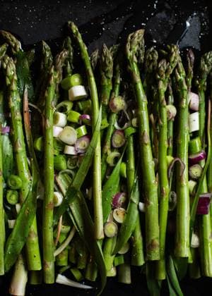 IMAGO Creative: Food, Spargel Roasted asparagus and shallots on metal sheetpan Seattle, Washington, United States CR_AAGC240107-1317911-01