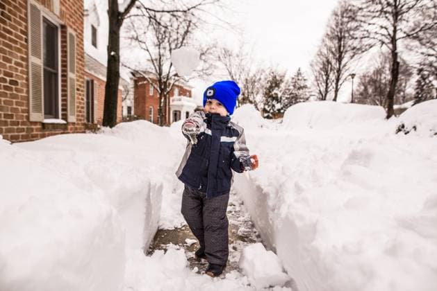 Preschooler outside in snow gear throws snowball at camera Reading, Pennsylvania, United States CR_LIDE240105-1314629-01 ,model released, Symbolfoto