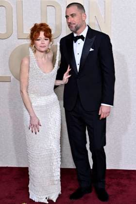 Natasha Lyonne und Bryn Mooser bei der Verleihung der 81. Golden Globe Awards im Beverly Hilton Hotel. Beverly Hills, 07.01.2024