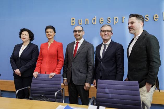 News Themen der Woche KW02 News Bilder des Tages Amira Mohamed Ali, MdB, Dr. Sahra Wagenknecht, MdB, Prof. Dr. Shervin Haghsheno, Hochschullehrer und Unternehmer, Thomas Geisel, ehem. OB DâˆöÂºsseldorf, und Fabio de Masi, Finanzexperte, ehem. MdEP und MdB, aufgenommen im Rahmen der Bundespressekonferenz zur Gruendung der Partei Buendnis Sahra Wagenknecht - Vernunft und Gerechtigkeit und Vorschlag der Europa-Spitzenkandidaturen, in Berlin, 08.01.2024. Berlin Deutschland *** Amira Mohamed Ali, MP, Dr Sahra Wagenknecht, MP, Prof Dr Shervin Haghsheno, university professor and entrepreneur, Thomas Geisel, former mayor of Dâˆöºsseldorf, and Fabio de Masi, financial expert, former MEP and MP, recorded at the Federal Press Conference on the founding of the party Buendnis Sahra Wagenknecht Vern Copyright: xKiraxHofmannx