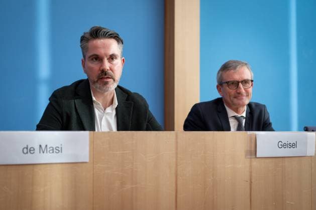 Bundespressekonferenz zur Gruendung der Partei Buendnis Sahra Wagenknecht - Vernunft und Gerechtigkeit und Vorschlag der Europa-Spitzenkandidaturen Fabio de Masi, Finanzexperte, ehem. MdEP und MdB gemeinsam mit Thomas Geisel, ehem. OB Duesseldorf bei der Bundespressekonferenz zur Gruendung der Partei Buendnis Sahra Wagenknecht - Vernunft und Gerechtigkeit und Vorschlag der Europa-Spitzenkandidaturen, Berlin , 08.01.2024 Berlin Berlin Deutschland *** Federal press conference on the founding of the party Alliance Sahra Wagenknecht Reason and Justice and proposal of the European top candidates Fabio de Masi, financial expert, former MEP and MP together with Thomas Geisel, former mayor of Duesseldorf at the federal press conference on the