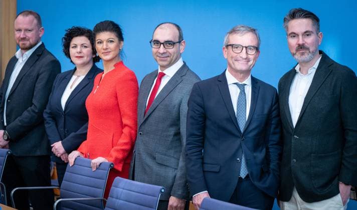 Bundespressekonferenz in Berlin - Gründung der Partei Bündnis Sahra Wagenknecht - Vernunft und Gerechtigkeit BSW Parteigründer vor der Bundespressekonferenz Christian Leye, Amira Mohamed Ali, Sahra Wagenknecht, Shervin Haghsheno, Thomas Geisel, Fabio de Masi (von links);Bundespressekonferenz in Berlin - Gründung der Partei Bündnis Sahra Wagenknecht - Vernunft und Gerechtigkeit BSW Parteigründer vor der Bundespressekonferenz Christian Leye, Amira Mohamed Ali, Sahra Wagenknecht, Shervin Haghsheno, Thomas Gei, Berlin Berlin Deutschland Haus der Bundespressekonferenz *** Federal press conference in Berlin Foundation of the party Alliance Sahra Wagenknecht Reason and Justice BSW party founders in front of the federa