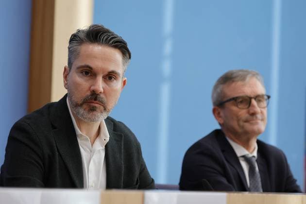 Fabio de Masi, Finanzexperte, ehem. MdEP und MdB, Thomas Geisel, ehem. OB Düsseldorf, Deutschland, Berlin, Bundespressekonferenz, Thema: Gründung der Partei Bündnis Sahra Wagenknecht - Vernunft und Gerechtigkeit und Vorschlag der Europa-Spitzenkandidaturen *** Fabio de Masi, financial expert, former MEP and MP, Thomas Geisel, former mayor of Düsseldorf, Germany, Berlin, Federal Press Conference, founding of the party Bündnis Sahra Wagenknecht Vernunft und Gerechtigkeit and proposal of the European top candidates