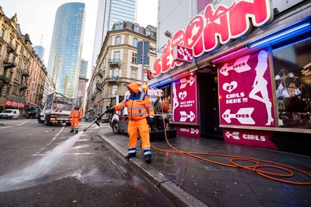 FES reinigt Bahnhofsviertel Frankfurt 10.01.2023 Frankfurt x1x Bahnhofsviertel - FES (Frankfurter Entsorgungs- und Service GmbH) reinigt unter Polizeischutz der Stadtpolizei die Drogenstraßen des Bahnhofsviertels. Im Bild: Reinigung in der Taunusstrasse vor dem Sex Inn. Frankfurt Frankfurt Hessen Germany *** FES cleans Bahnhofsviertel Frankfurt 10 01 2023 Frankfurt x1x Bahnhofsviertel FES Frankfurter Entsorgungs und Service GmbH cleans the drug streets of the Bahnhofsviertel under police protection of the city police In the picture cleaning in Taunusstrasse in front of the Sex Inn Frankfurt Frankfurt Hessen Germany