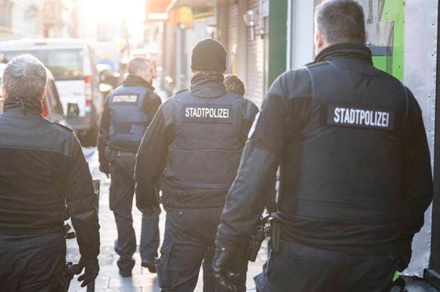 FES reinigt Bahnhofsviertel Frankfurt 10.01.2023 Frankfurt x1x Bahnhofsviertel - FES (Frankfurter Entsorgungs- und Service GmbH) reinigt unter Polizeischutz der Stadtpolizei die Drogenstraßen des Bahnhofsviertels. Im Bild: Stadtpolizisten laufen durch die Moselstraße, Symbolbild. Frankfurt Frankfurt Hessen Germany *** FES cleans Bahnhofsviertel Frankfurt 10 01 2023 Frankfurt x1x Bahnhofsviertel FES Frankfurter Entsorgungs und Service GmbH cleans the drug streets of the Bahnhofsviertel under police protection of the city police In the picture city police officers walk through Moselstraße, symbolic picture Frankfurt Frankfurt Hessen Germany