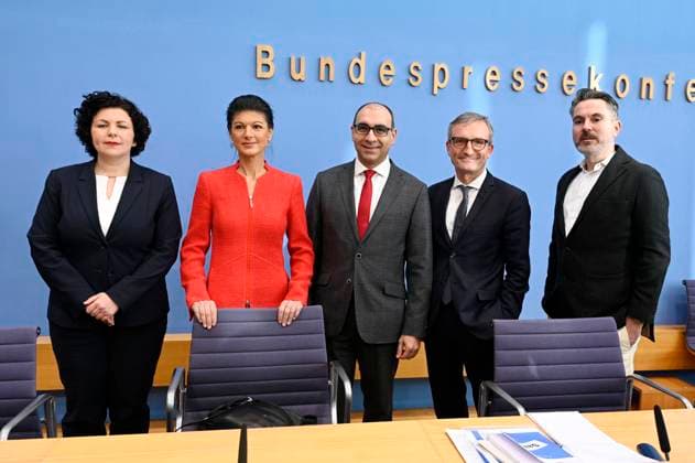 Amira Mohamed Ali, Sahra Wagenknecht, Shervin Haghsheno, Thomas Geisel und Fabio de Masi bei der Bundespressekonferenz zur Gründung der Partei Bündnis Sahra Wagenknecht - Vernunft und Gerechtigkeit und Vorschlag der Europa-Spitzenkandidaturen im Haus der Bundespressekonferenz. Berlin, 08.01.2024 *** Amira Mohamed Ali, Sahra Wagenknecht, Shervin Haghsheno, Thomas Geisel and Fabio de Masi at the Federal Press Conference on the founding of the party Bündnis Sahra Wagenknecht Vernunft und Gerechtigkeit and proposal of the European Spitzenkandidaturen at the Haus der Bundespressekonferenz Berlin, 08 01 2024 Foto:xF.xKernx xFuturexImagex bsw_4109