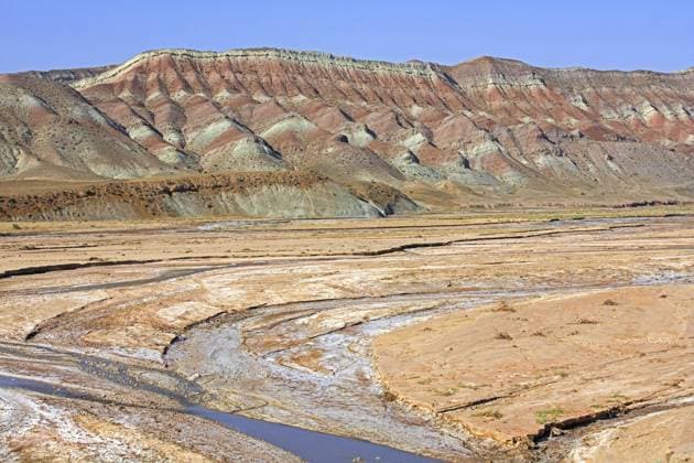 Creative Highlights World Halbtrockene aserbaidschanische Strauchwüstenlandschaft mit Gebirge mit Sedimentschichten und Flussbett, Provinz Ost Aserbaidschan, Iran *** semi-dry Azerbaijani Shrub desert landscape with Mountains with Sediment layers and Riverbed, Province East Azerbaijan, Iran Copyright: imageBROKER alimdix xArterrax xMaricaxvanxderxMeer ibltsm10003998.jpg