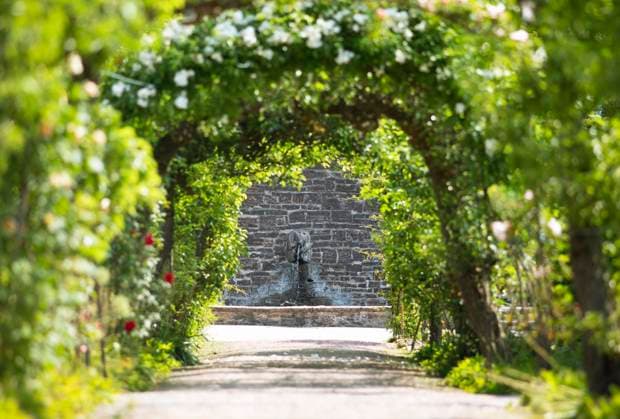 Wasserspeier Bär am Ende eines Lustwandelgangs, Sofiero Palace & Gardens, Helsingborg, Provinz Skane län, Schweden, Europa *** Gargoyle Bear on End one Pleasure walk, Sofiero Palace Gardens, Helsingborg, Province Skane län, Sweden, Europe Copyright: imageBROKER MartinaxKatz ibxcxb10022544.jpg