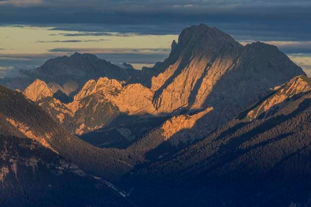 Creative Highlights World Blick über ein Tal auf schroffe Berge im Abendlicht, Wolken, Blick vom Wank auf das Karwendelgebirge, Bayern, Deutschland, Europa *** View via a Valley at Schroffe Mountains at Evening light, Clouds, View from Wank at the Karwendel mountains, Bavaria, Germany, Europe Copyright: imageBROKER/MartinaxMelzer ibxmmm09980663.jpg