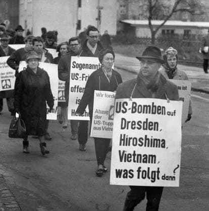 Persönlichkeiten aus 1965-71 DEU, Deutschland, Dortmund: Persönlichkeiten aus der Politik, Wirtschaft und Kultur aus den Jahren 1965-71. Ruhrgebiet. Friedensbewegung. Ostermarsch 1968. DEU, Germany, Dortmund: Personalities from politics, business and culture from the years 1965-71. NRW *** Personalities from 1965 71 DEU, Germany, Dortmund Personalities from politics, business and culture from the years 1965 71 Ruhr Peace Movement Easter March 1968 DEU, Germany, Dortmund Personalities from politics, business and culture from the years 1965 71 NRW
