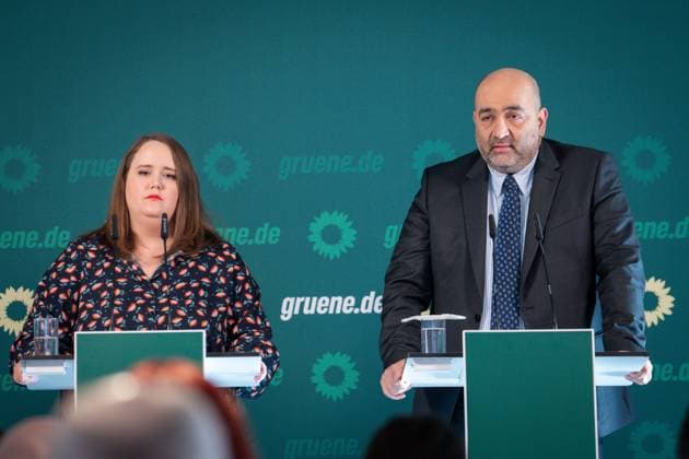 Jahresauftaktklausur des Bundesvorstandes von BUENDNIS 90 DIE GRUENEN in Berlin Ricarda Lang Bundesvorsitzende von BUENDNIS 90 DIE GRUENEN gemeinsam mit Omid Nouripour Bundesvorsitzender von BUENDNIS 90 DIE GRUENEN bei der Pressekonferenz zur Jahresauftaktklausur des Bundesvorstandes von BUENDNIS 90 DIE GRUENEN in Berlin, Berlin , 09.01.2024 Berlin Berlin Deutschland *** Annual kick-off meeting of the Federal Executive Committee of BUENDNIS 90 DIE GRUENENEN in Berlin Ricarda Lang Federal Chairwoman of BUENDNIS 90 DIE GRUENEN together with Omid Nouripour Federal Chairman of BUENDNIS 90 DIE GRUENEN at the press conference for the annual kick-off meeting of the Federal Executive Committee of BUENDNIS 90 DIE GRUENEN in Berlin, Berlin , 09 01 2