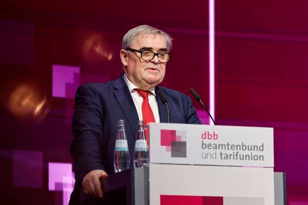 Jurist Peter Müller, Richter des Bundesverfassungsgerichts a.D., spricht bei der Jahrestagung des Deutschen Beamtenbundes (dbb) im Congress-Centrum der Koelnmesse. Köln, 09.01.2024 NRW Deutschland *** Lawyer Peter Müller, retired judge of the Federal Constitutional Court, speaks at the annual conference of the German Civil Service Association dbb at the Congress Centrum of Koelnmesse Cologne, 09 01 2024 NRW Germany Copyright: xChristophxHardtx