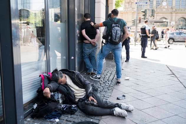 Schlägerei und Polizeieinsatz 02.06.2023 Frankfurt Schlägerei unter Drogenabhängigen auf der Kaiserstraße am Hauptbahnhof. Personenfeststellung durch die Polizei. >>Achtung Beamte in Zivil müssen gepixelt werden<< Frankfurt Frankfurt Hessen Germany *** Brawl and police operation 02 06 2023 Frankfurt Brawl among drug addicts on Kaiserstraße at the main station Arrest of persons by the police Attention plainclothes officers must be pixelated Frankfurt Frankfurt Hessen Germany