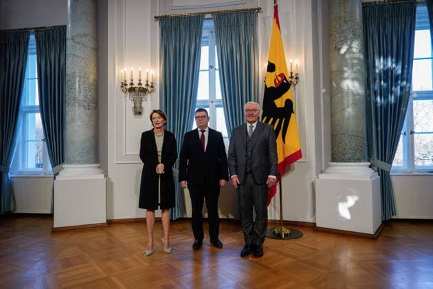 Neujahrsempfang des Bundespräsidenten Bundespräsident Steinmeier lädt am 9. Januar 2024 zum Neujahrsempfang ins Schloss Bellevue gemeinsam mit Elke Büdenbender ein. Mit Thomas Haldenwang (Präsident des Bundesamtes für Verfassungsschutz) Berlin Berlin GER *** Federal Presidents New Years Reception Federal President Steinmeier invites Elke Büdenbender to the New Years Reception at Bellevue Palace on January 9, 2024 With Thomas Haldenwang President of the Federal Office for the Protection of the Constitution Berlin Berlin GER
