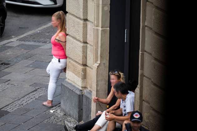 Frankfurter Bahnhofsviertel 12.07.2023 Frankfurt Geschichten im Frankfurter Bahnhofviertel. Drogenszene in der Elbestra???e, Prostituierte steht an einer Stra???en-Ecke. Frankfurt Frankfurt Hessen Germany *** Frankfurt Bahnhofsviertel 12 07 2023 Frankfurt Stories in Frankfurt Bahnhofviertel Drug scene in Elbestra e, prostitute standing on a street corner Frankfurt Frankfurt Hessen Germany