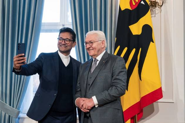 News Themen der Woche KW02 News Bilder des Tages 09.01.2024,Berlin,Schloss Bellevue,Neujahrsempfang des Bundespräsidenten Frank-Walter-Steinmeier für Repräsentanten des öffentlichen Lebens und rund 60 engagierte Bürgerinnen und Bürger aus allen Bundesländern.Foto:Elke Büdenbender,BP Frank-Walter Steinmeier,Herr Pfarrer Parambakathu Waldaschaff (Bayern) Tritt für soziales Engagement über Konfessionsgrenzen hinweg ein und baute während der Corona-Zeit einen Youtube-Kanal auf, um Messen und Predigten zu übertragen, Einblicke in sein Leben zu geben und mit den Gläubigen in Verbindung zu bleiben. *** 09 01 2024,Berlin,Schloss Bellevue,New Years reception by Federal President Frank Walter Steinmeier for representatives of public life and around 60 committed citizens from all feder