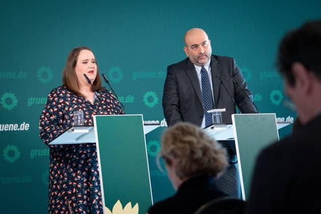 Jahresauftaktklausur des Bundesvorstandes von BUENDNIS 90 DIE GRUENEN in Berlin Ricarda Lang Bundesvorsitzende von BUENDNIS 90 DIE GRUENEN gemeinsam mit Omid Nouripour Bundesvorsitzender von BUENDNIS 90 DIE GRUENEN bei der Pressekonferenz zur Jahresauftaktklausur des Bundesvorstandes von BUENDNIS 90 DIE GRUENEN in Berlin, Berlin , 09.01.2024 Berlin Berlin Deutschland *** Annual kick-off meeting of the Federal Executive Committee of BUENDNIS 90 DIE GRUENENEN in Berlin Ricarda Lang Federal Chairwoman of BUENDNIS 90 DIE GRUENEN together with Omid Nouripour Federal Chairman of BUENDNIS 90 DIE GRUENEN at the press conference for the annual kick-off meeting of the Federal Executive Committee of BUENDNIS 90 DIE GRUENEN in Berlin, Berlin , 09 01 2