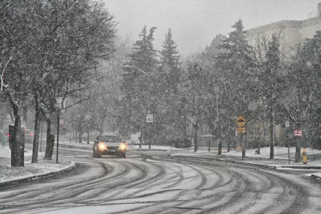News Bilder des Tages Toronto Gets Hit By Winter Snowstorm A snowstorm is hitting Toronto, Ontario, Canada, on January 9, 2024. It is expected to drop between 10-15 centimeters of snow across the Greater Toronto Area before transitioning to rain in the evening. Toronto Canada  Copyright: xCreativexTouchxImagingxLtdx originalFilename: friedman-torontog240109_nppxT.jpg