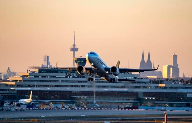News Themen der Woche KW02 News Bilder des Tages Pegasus Air Flieger beim Start auf dem Flughafen Köln-Bonn, NRW, Deutschland Flughafen Köln-Bonn *** Pegasus Air aircraft taking off at Cologne Bonn Airport, NRW, Germany Cologne Bonn Airport